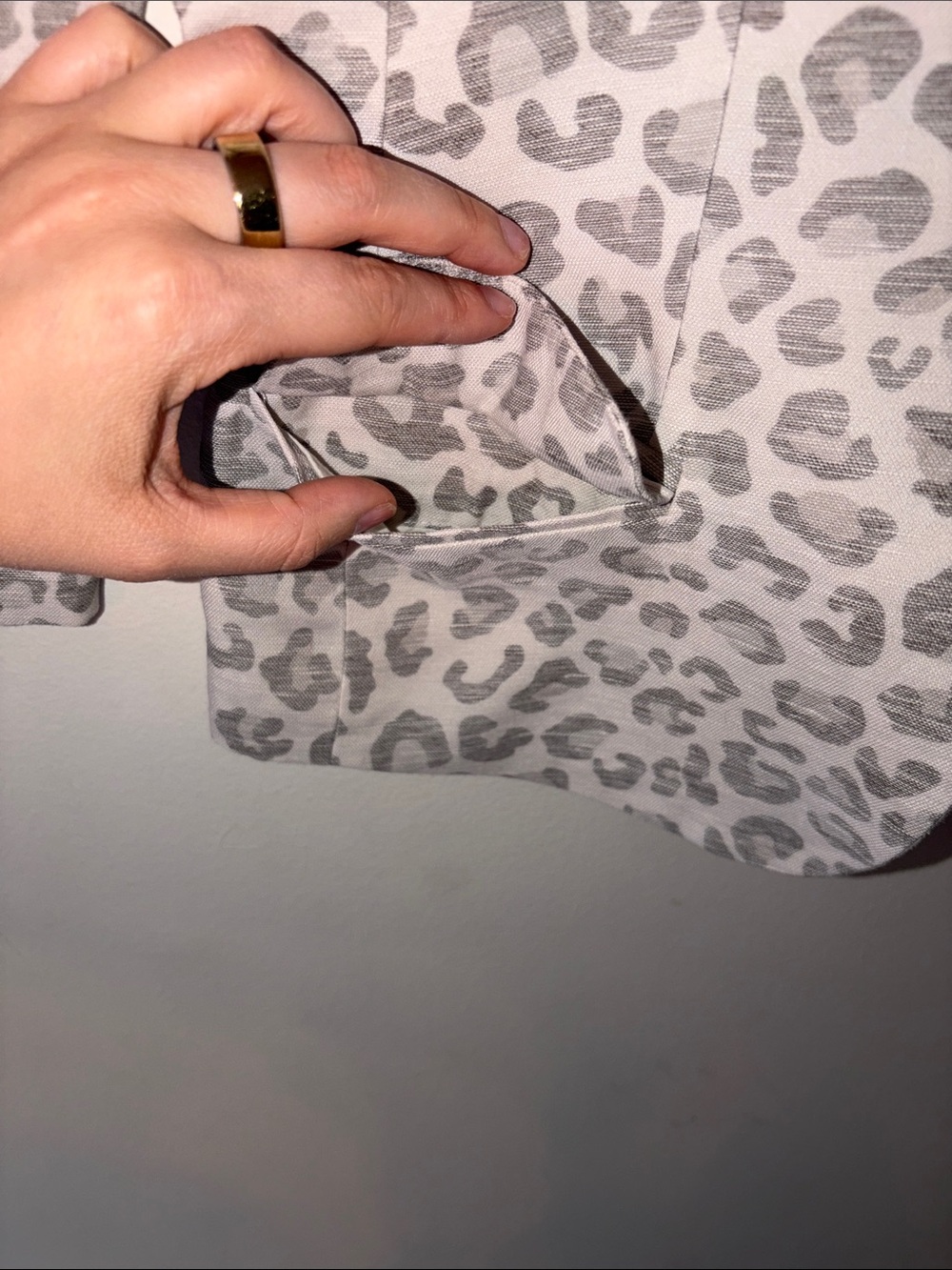 A/X Armani Exchange Vintage Light Gray Leopard Print Blazer— Like New! - Picture 7 of 8